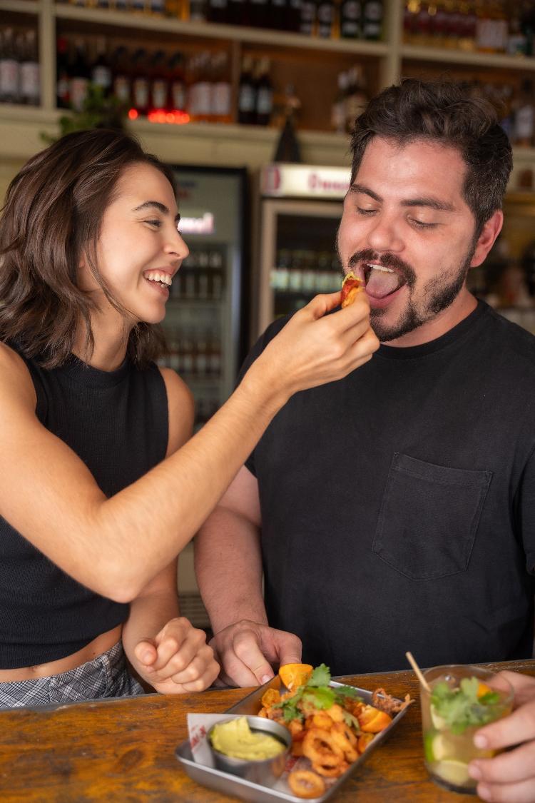 Júlia Tricate e Gabriel Coelho, do De Primeira Botequim, e sua Lula à Dorê Júlia Tricate e Gabriel Coelho, do De Primeira Botequim, e sua Lula à Dorê