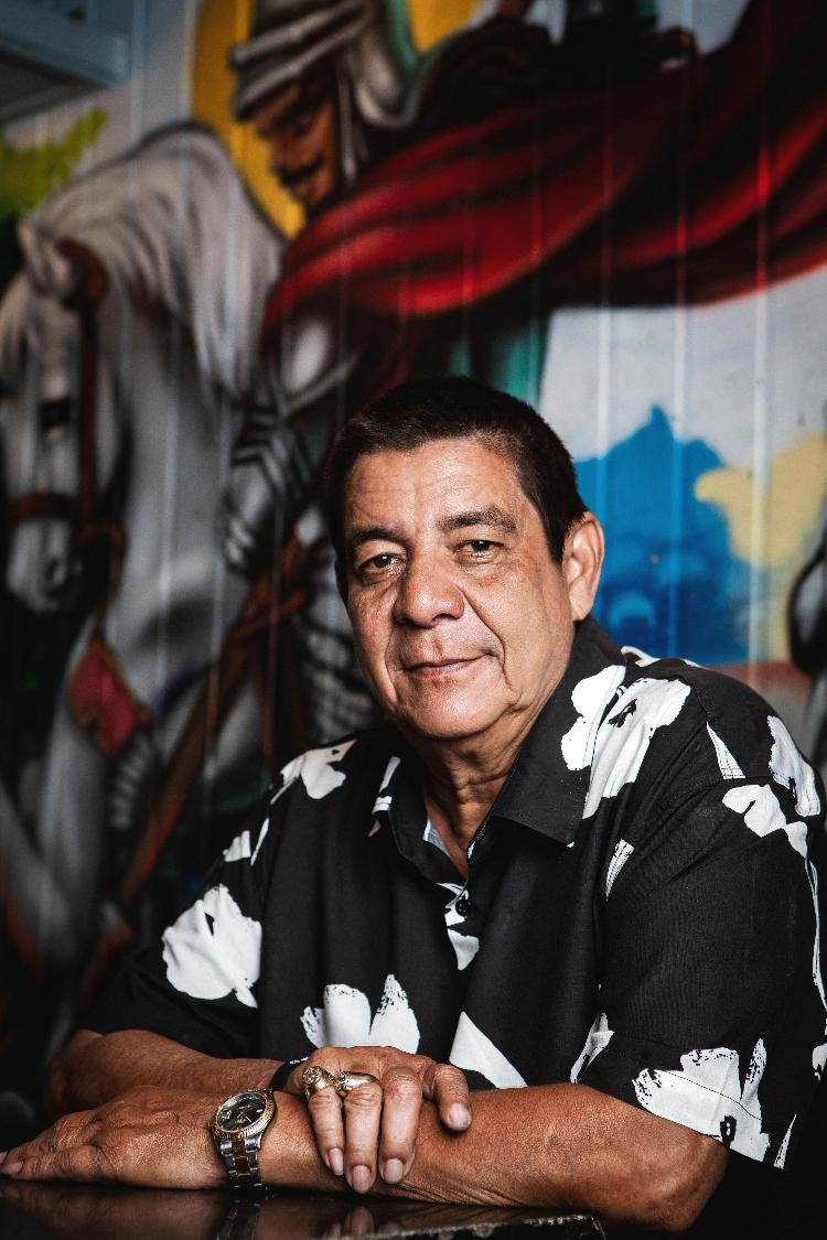  Zeca Pagodinho posa para o UOL no Bar do Zeca, na Barra da Tijuca, no Rio