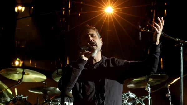 Serj Tankian, do System of a Down, durante apresentação em Los Angeles, em 2022; banda faz três shows em São Paulo e um no Rio, entre quinta e quarta