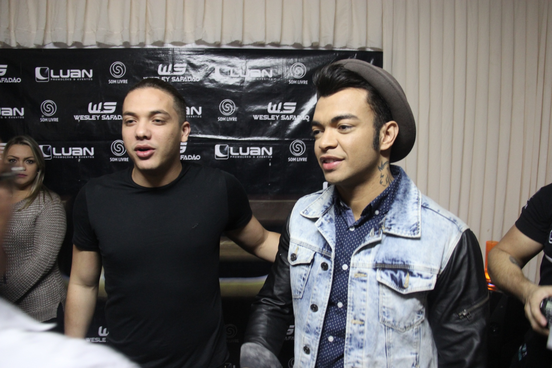 21.ago.2015 - Wesley Safadão tira foto com o cantor Thiago Brava (de chapéu) no camarim da Festa do Peão de Barretos - Jotabê Medeiros/UOL