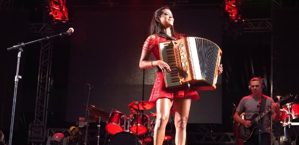 A multi-instrumentista Lucy Alves é protagonista do musical "Nuvem de Lágrimas" - Reprodução/Facebook 