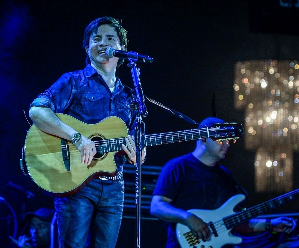 31.out.2015 - Xororó durante show no festival Caldas Country Show, em Caldas Novas, Goiás - Francisco Cepeda/AGNews