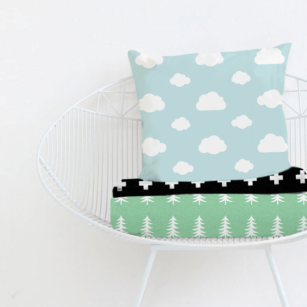 Almofada com estampa de nuvens (40 cm por 40 cm), por R$ 79,90. Mantas de tricô, disponíveis nos tamanhos baby (1 m por 1 m), por R$ 239, e kids (1,20 m por 1,60 m), por R$ 330, da marca A Mi Manera. Os itens são algumas das novidades da feira infantil Ópera, que é voltada para profissionais do setor e acontece em São Paulo - Divulgação