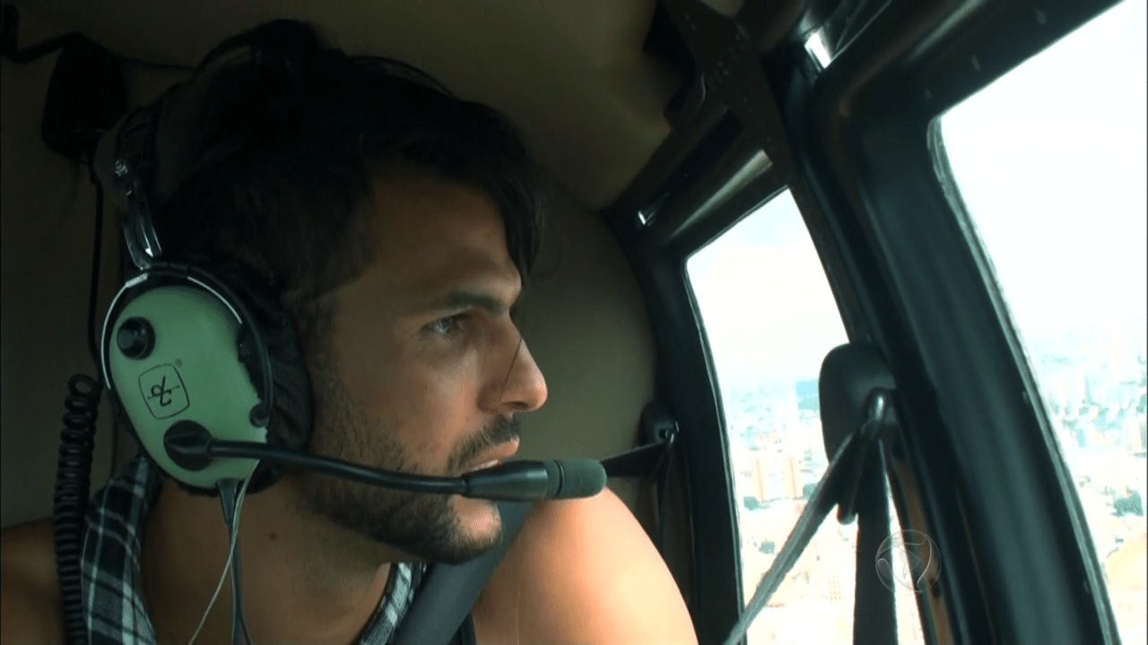 19.nov.2015 - Marcelo Bimbi ficou muito feliz pelo amigo ter o convidado para o passeio - Reprodução/Record