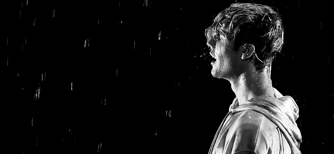 22.nov.2015 - Justin Bieber dançou a nova música "Sorry" sob chuva artificial - Kevin Winter/Getty Images/AFP