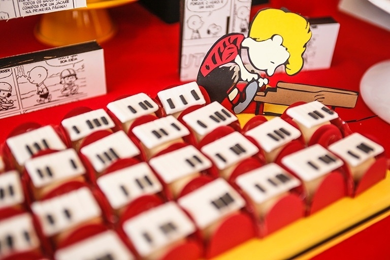 O pianista Schroeder foi a inspiração para decorar as trufas de limão siciliano, da Nika Linden (www.nikalinden.com.br). O acabamento foi feito com pasta americana - Divulgação