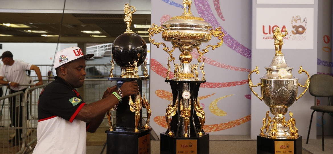 Os troféus destinados aos vencedores do Carnaval 2016 de São Paulo - Lucas Lima/UOL