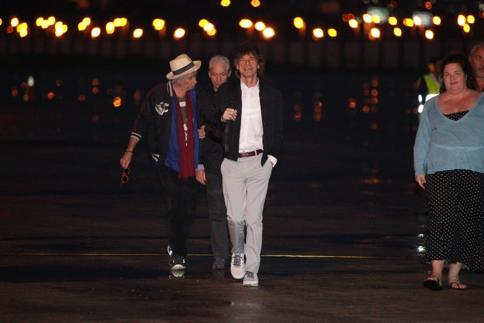17.fev.2016 - A banda Rolling Stones desembarca no aeroporto do Galeão, no Rio de Janeiro - Marcello Sá Barretto/AgNews