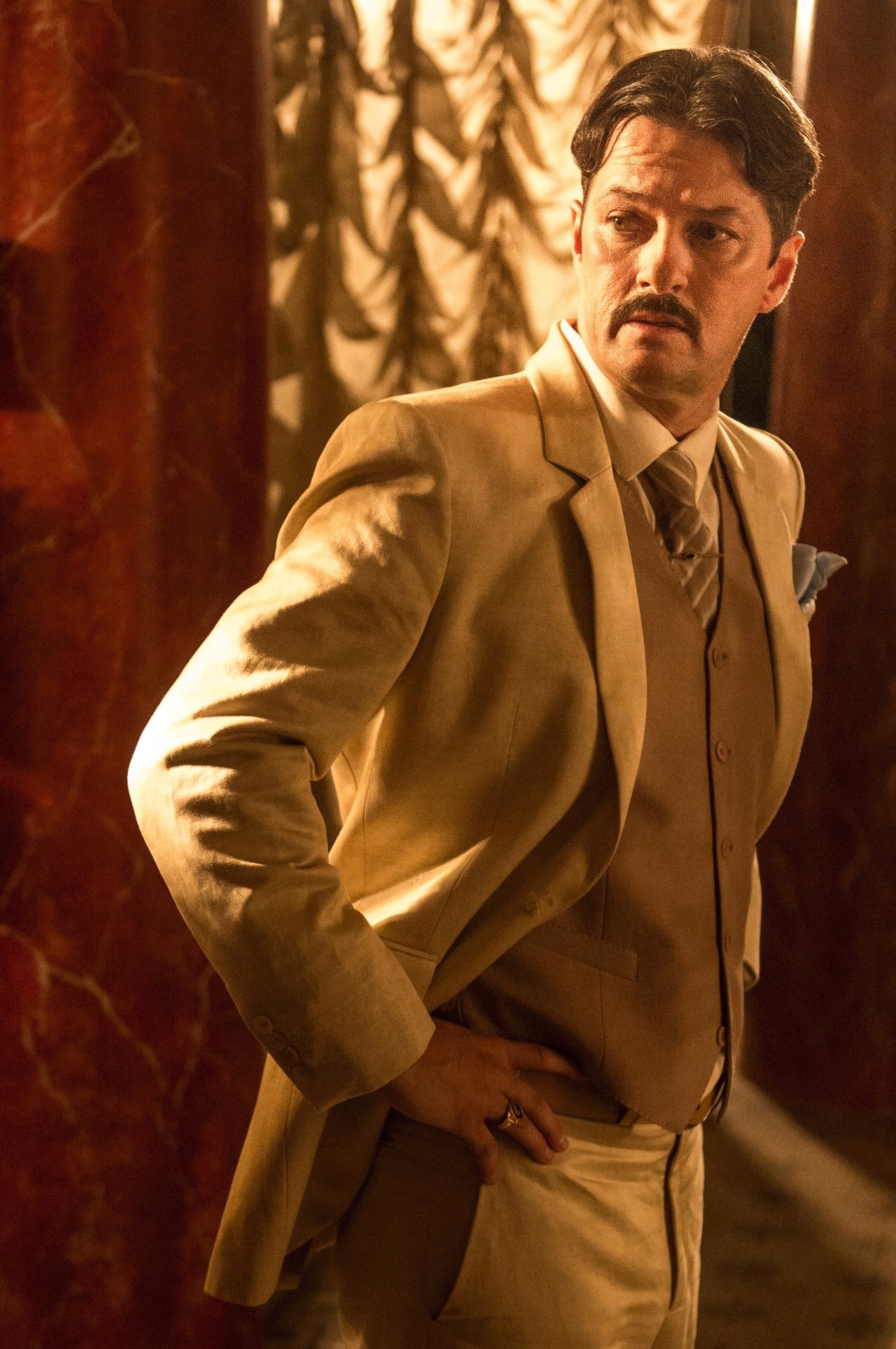 velho chico - Sai Rafael Vitti, entra Marcelo Serrado como Carlos Eduardo. Marido de Maria Tereza, ele deve a carreira política e a fortuna ao sogro - TV Globo/Divulgação