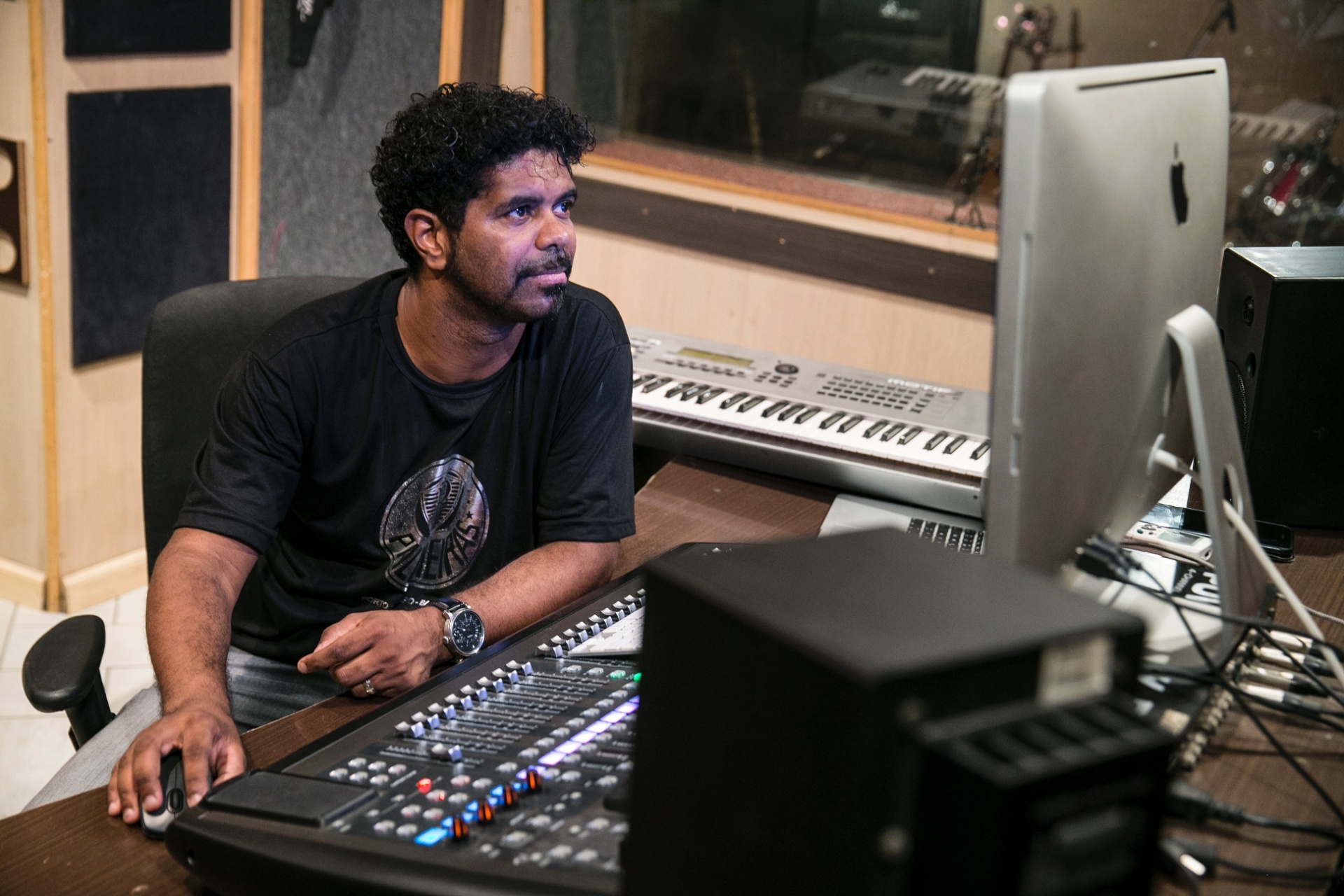 O pastor e cantor gospel Wesley Ros mostra seu estúdio particular em Osasco - Lucas Lima/UOL