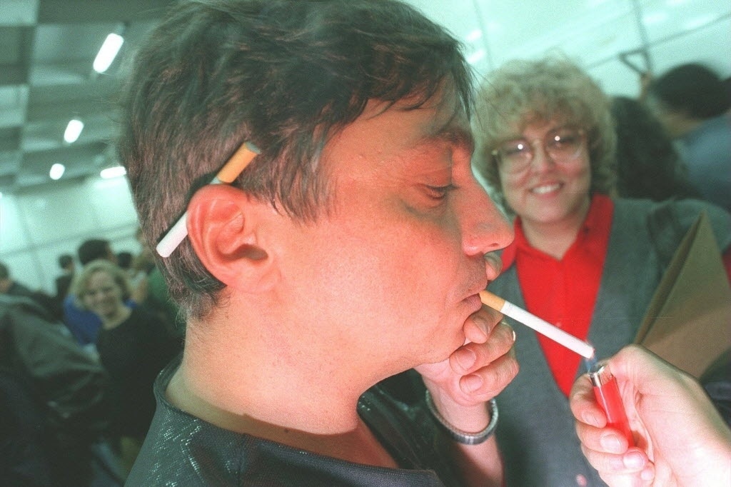 O artista plástico Tunga no desfile de moda da M.Oficcer no Morumbi Fashion, em 1997 - Folhapress