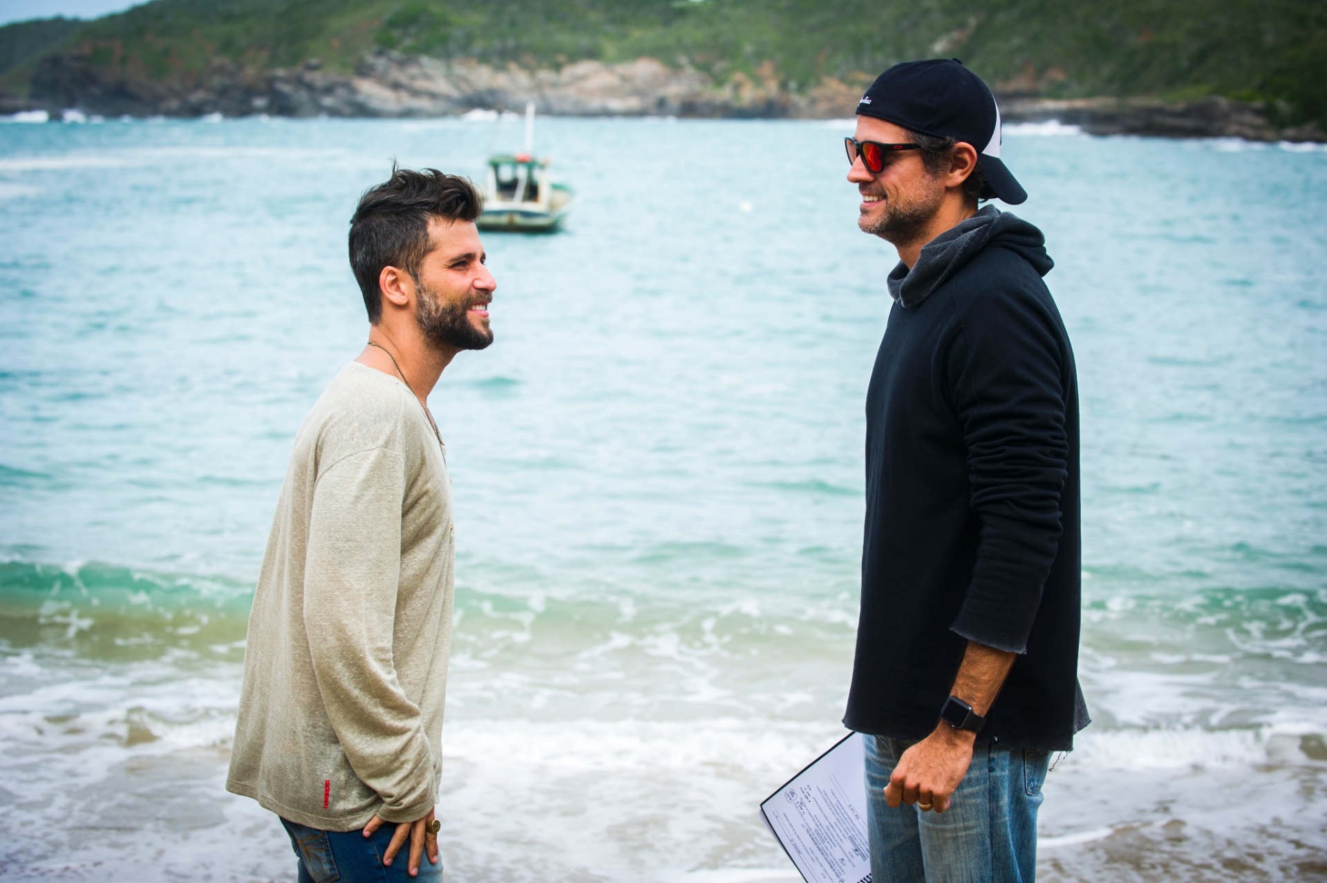 14.jun.2016 - Bruno Gagliasso e o diretor Leonardo Nogueira durante as gravações de "Sol Nascente" em Búzios - João Miguel Junior/Divulgação/TV Globo