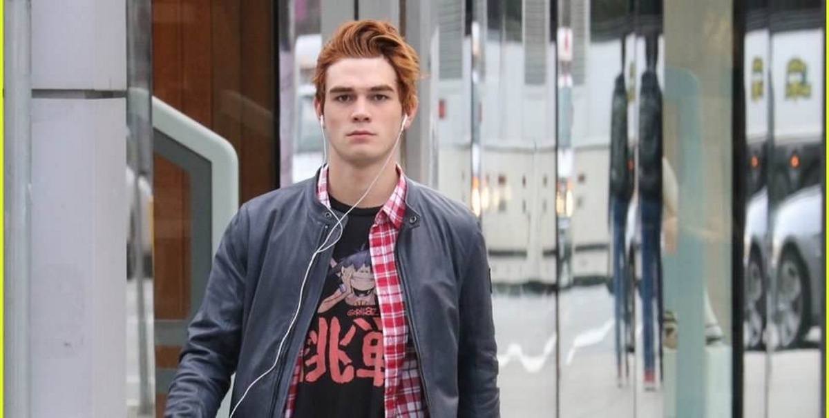K.J. Apa é um dos protagonistas da série "Riverdale" (2016) - Reprodução