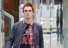 Archie está preso no trailer da 3ª temporada de "Riverdale" - Reprodução 