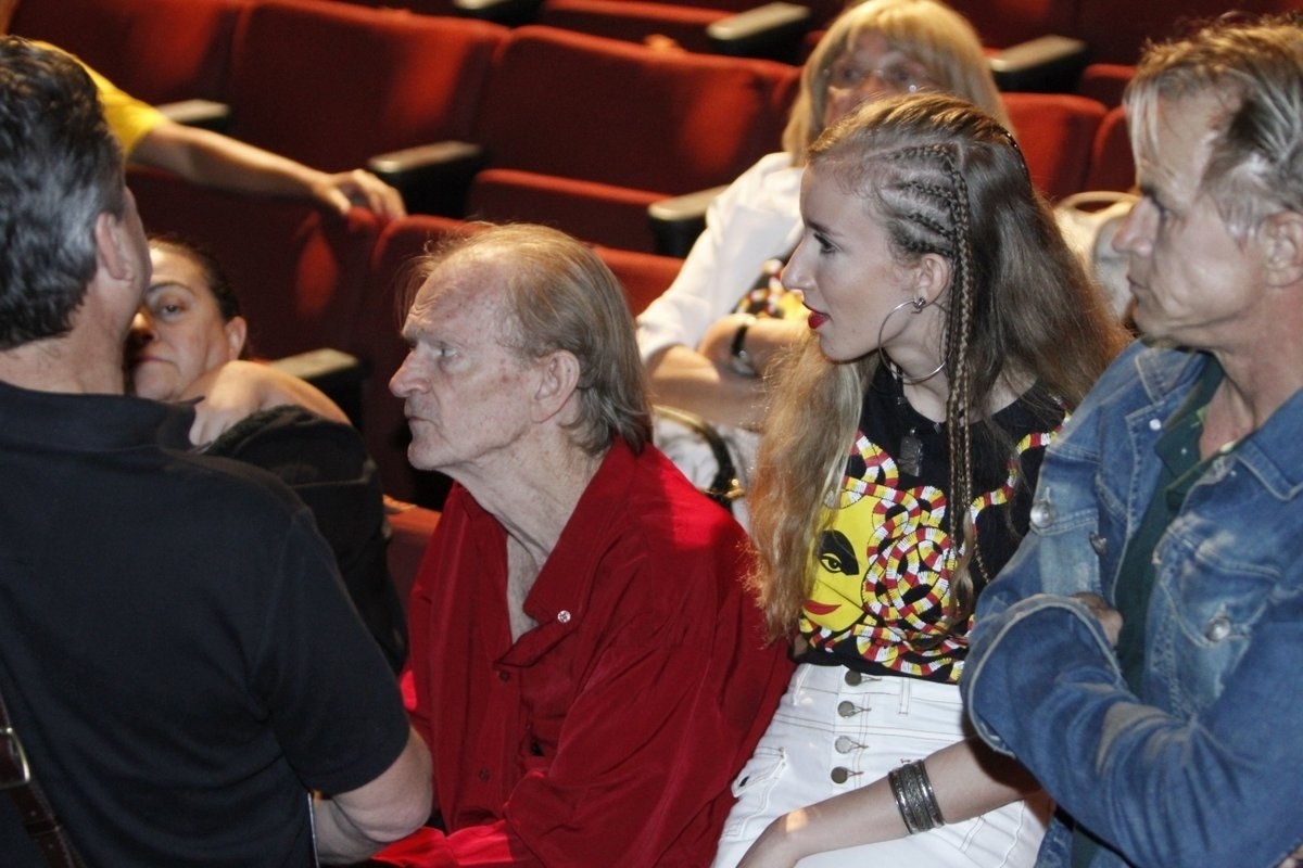 17.ago.2016 - Irmão e sobrinha de Elke Maravilha recebem os cumprimentos no velório que ocorre nesta quarta-feira (17) no teatro Carlos Gomes, no centro do Rio de Janeiro - Marcos Ferreira / Brazil News