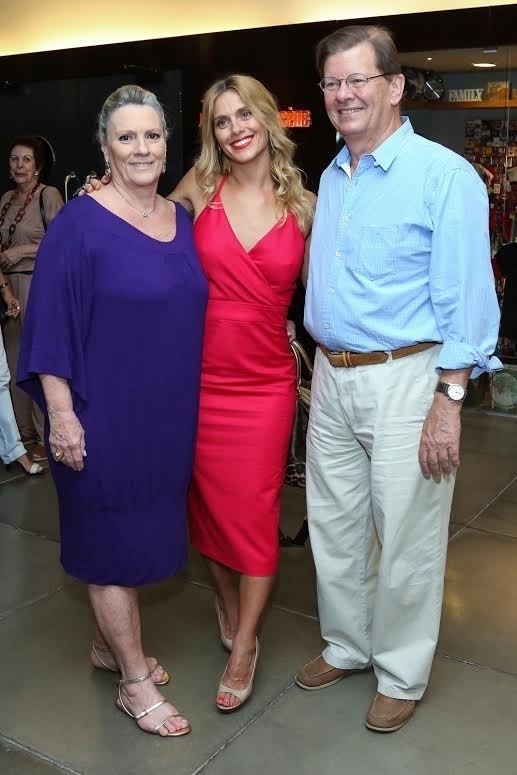 13.set.2016 - Carolina Dieckmann posa com a mãe, Maira, e o pai, Roberto, na pré-estreia do filme do fime "O Silêncio do Céu", no Shopping da Gávea, no Rio - Roberto Filho/Brazil News