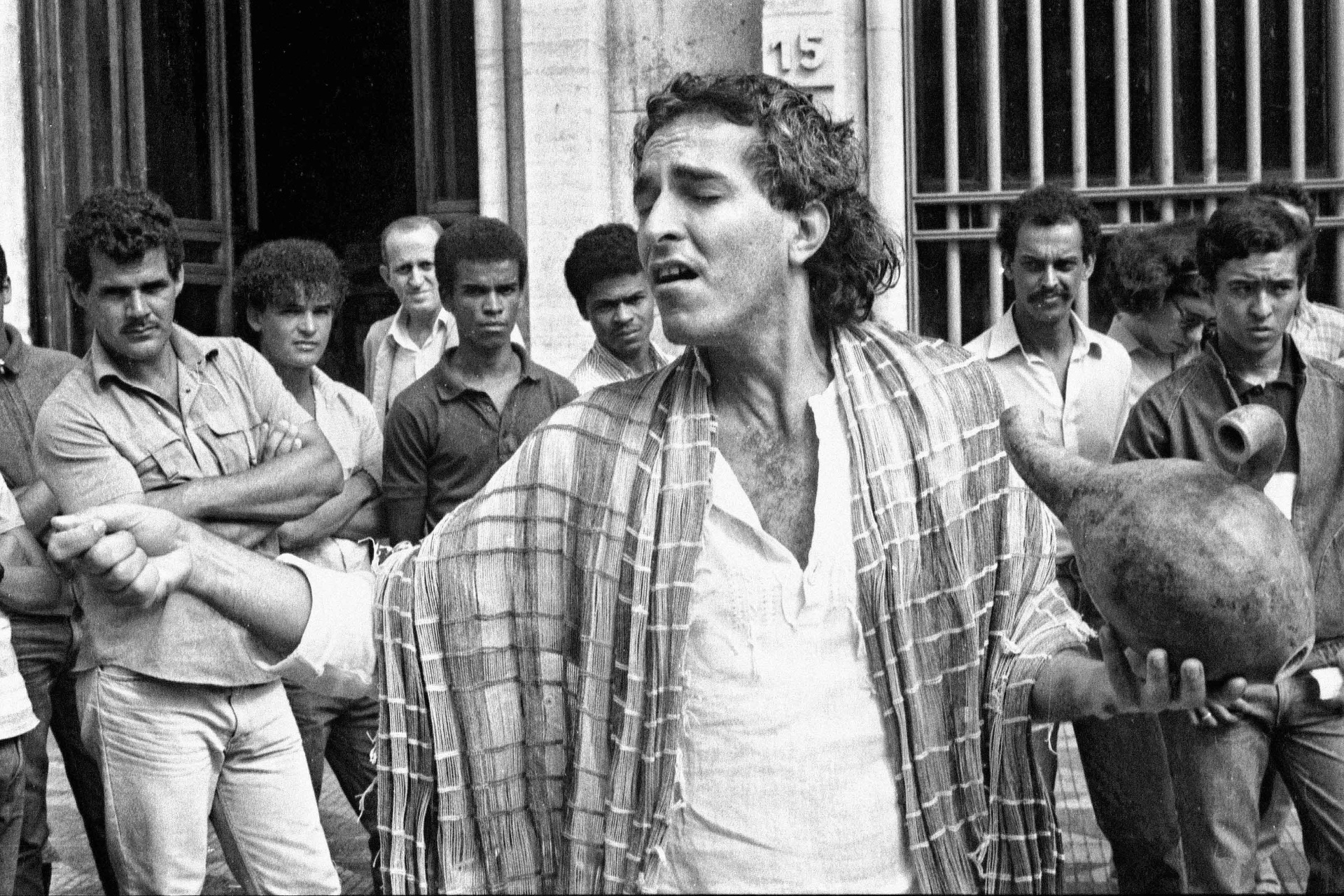 O artista Bené Fonteles faz ritual indígena nas ruas de São Paulo, em registro de Zingg - Divulgação / David Zingg