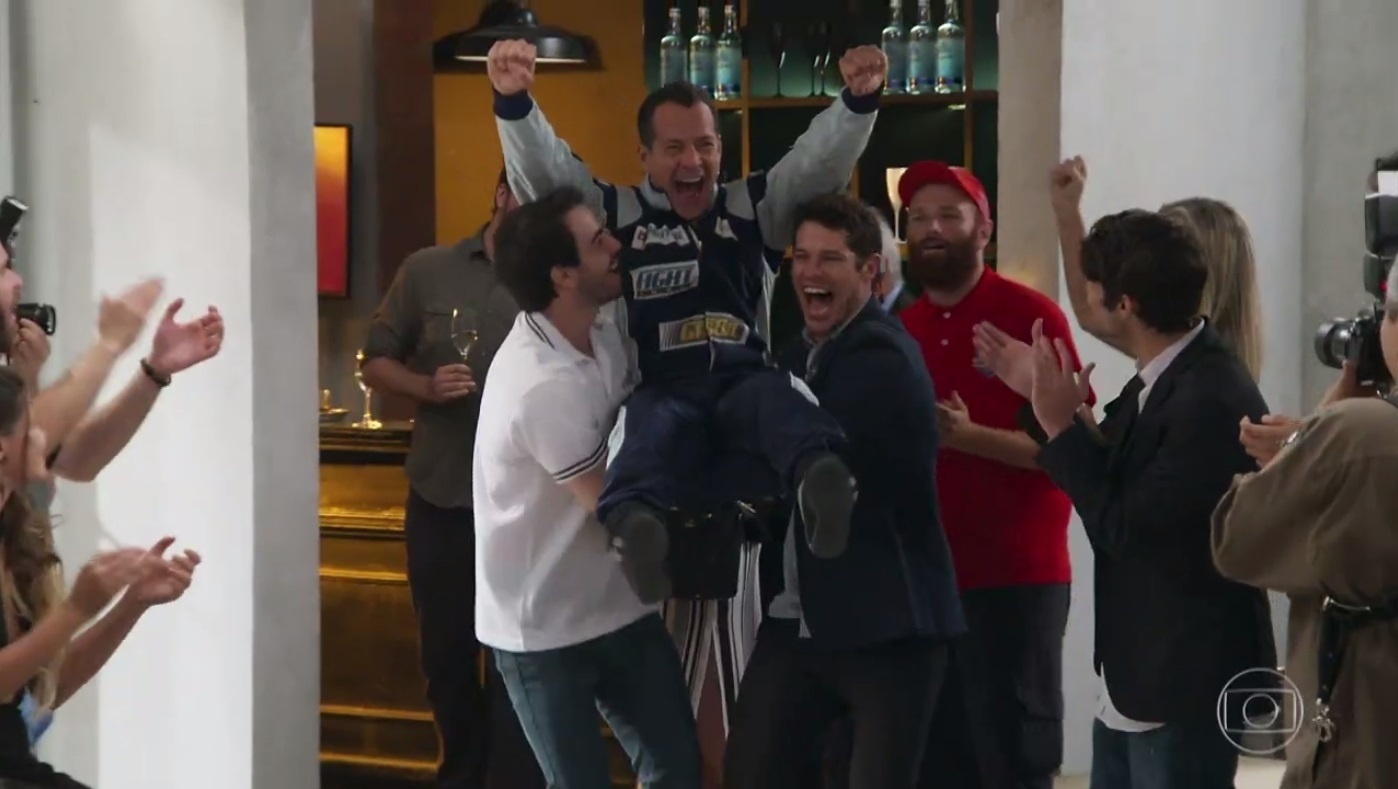 Apolo vence campeonato de corrida no último capítulo de "Haja Coração" - Reprodução/TV Globo