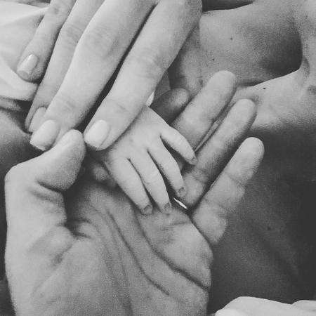 "Rocco chegou", anunciou Felipe Andreoli nas redes sociais na legenda de uma foto com a mão de menino e da mulher Rafa  - Reprodrdução/ Instagram/@andreolifelipe