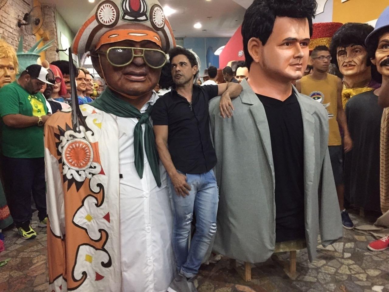 Zezé di Camargo conhece de perto bonecos de Olinda em homenagem à dupla - Divulgação