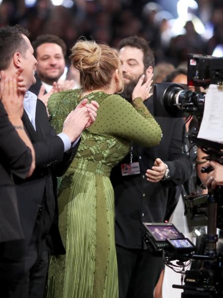 Adele beija Simon Konecki durante participação no Grammy - Christopher Polk/Getty Images for NARAS