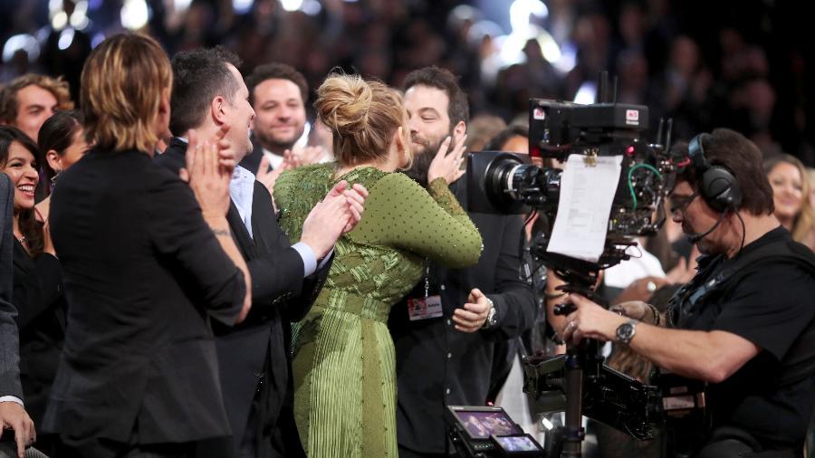Adele beija o marido, Simon Konecki, durante participação no Grammy - Christopher Polk/Getty Images for NARAS