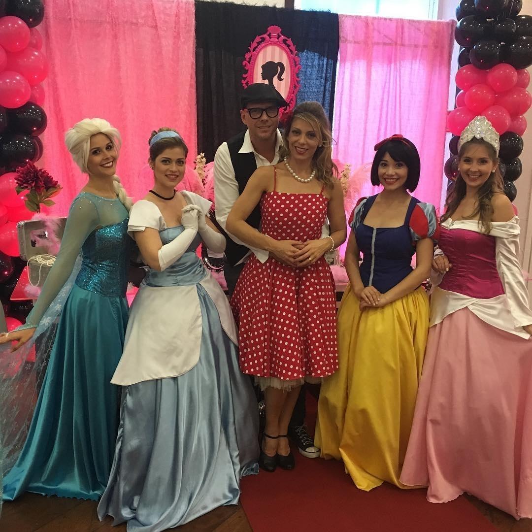 Fantasiados, Fernando Scherer e Sheila Mello posam com princesas na festa de quatro anos da filha, Brenda, com o tema pin-ups - Reprodução/Instagram/xuxanatacao