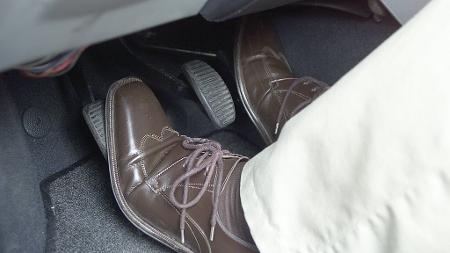 Pé apoiado no pedal de embreagem - Almeida Rocha/Folha Imagem - Almeida Rocha/Folha Imagem