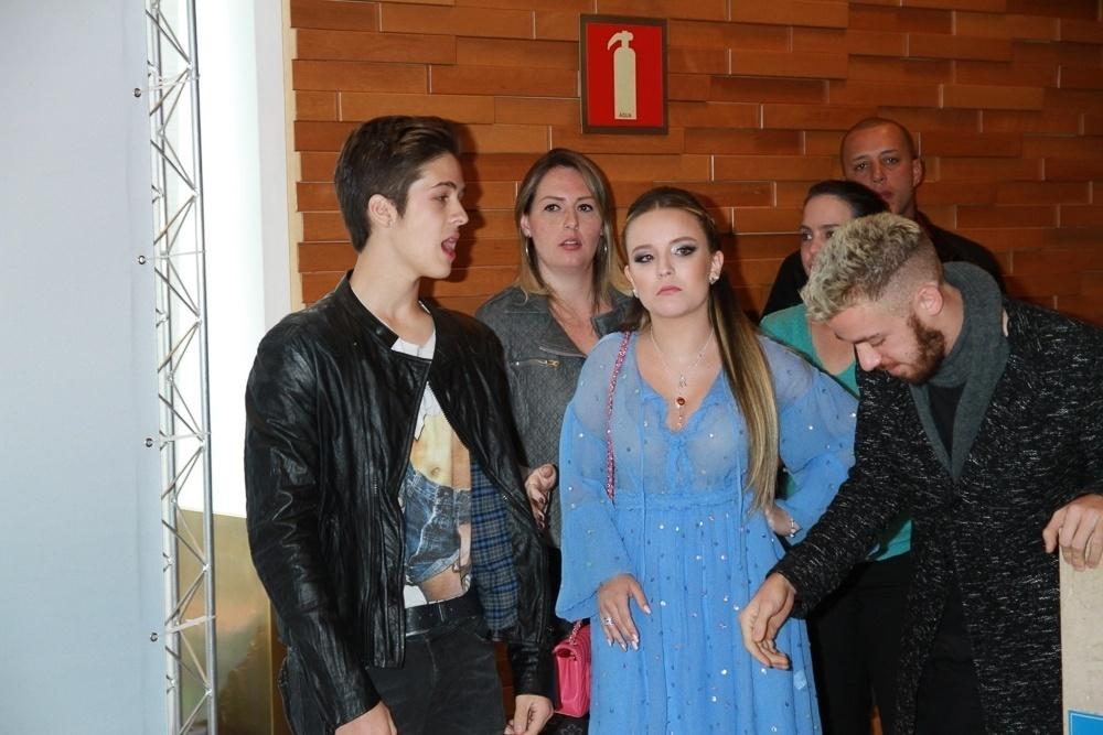 Os atores João Guilherme Ávila e Larissa Manoela se encontraram neste sábado (5) no shopping Iguatemi, para a pré-estreia da animação "O Reino Gelado - Fogo e Gelo", do qual os dois são dubladores - Amauri Nehn/Brazil News