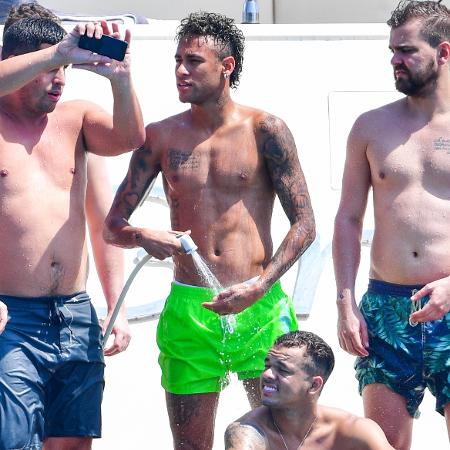 Neymar curte passeio de iate com os amigos na França - AKM-GSI - AKM-GSI