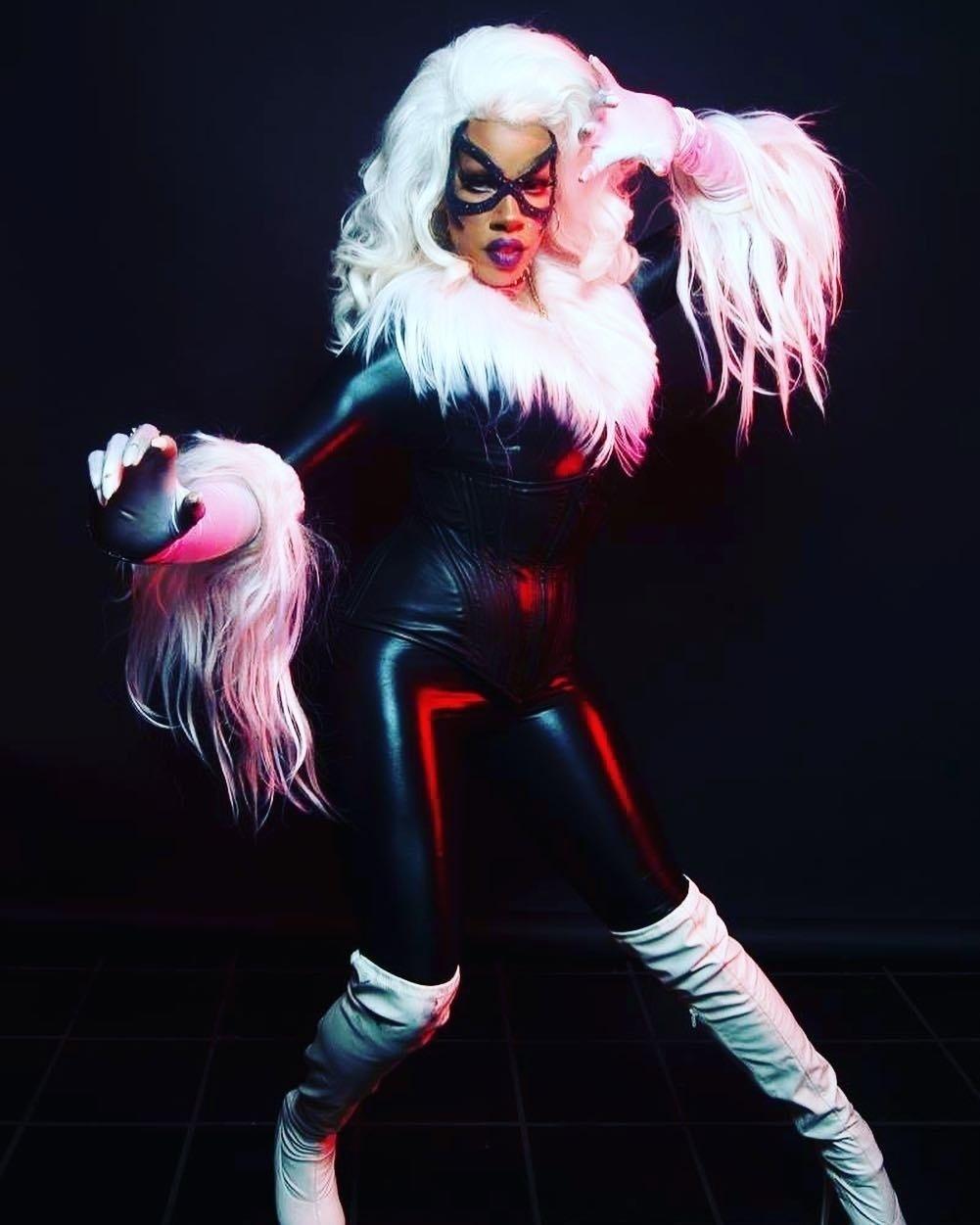 Dax Exclamationpoint como cosplay de Gata Negra - Reprodução/Instagram