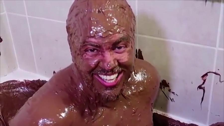 Luccas Neto na banheira cheia de Nutella: não é a isso que me refiro - Reprodução / YouTube