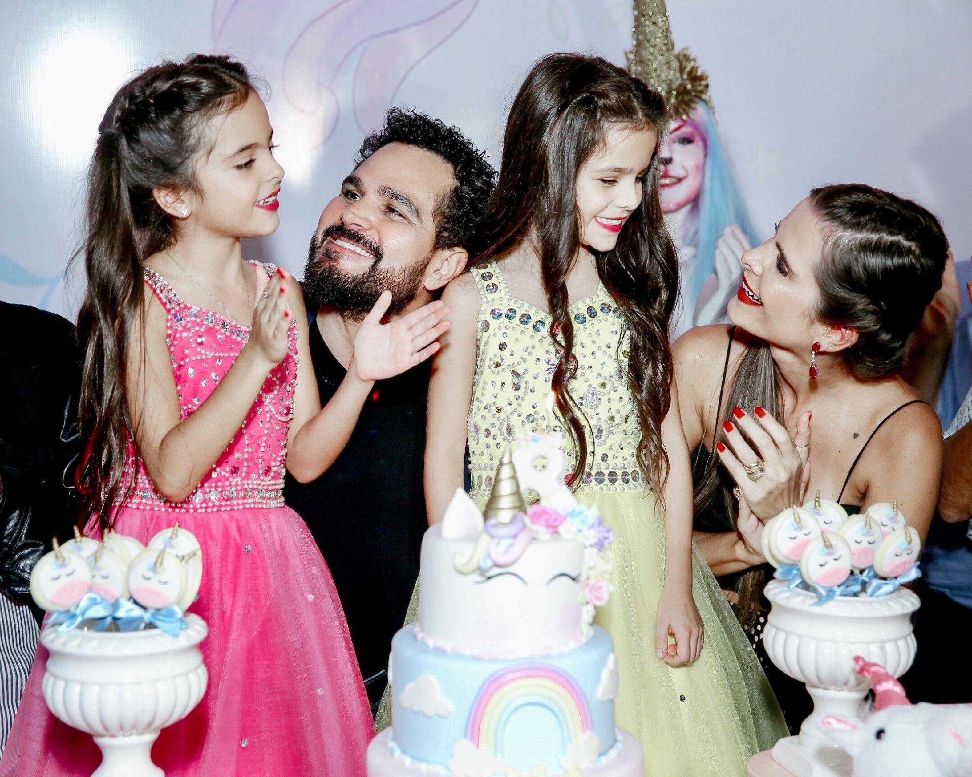 Isabella e Helena trocaram de roupa na hora do parabéns - Manuela Scarpa/Brazil News