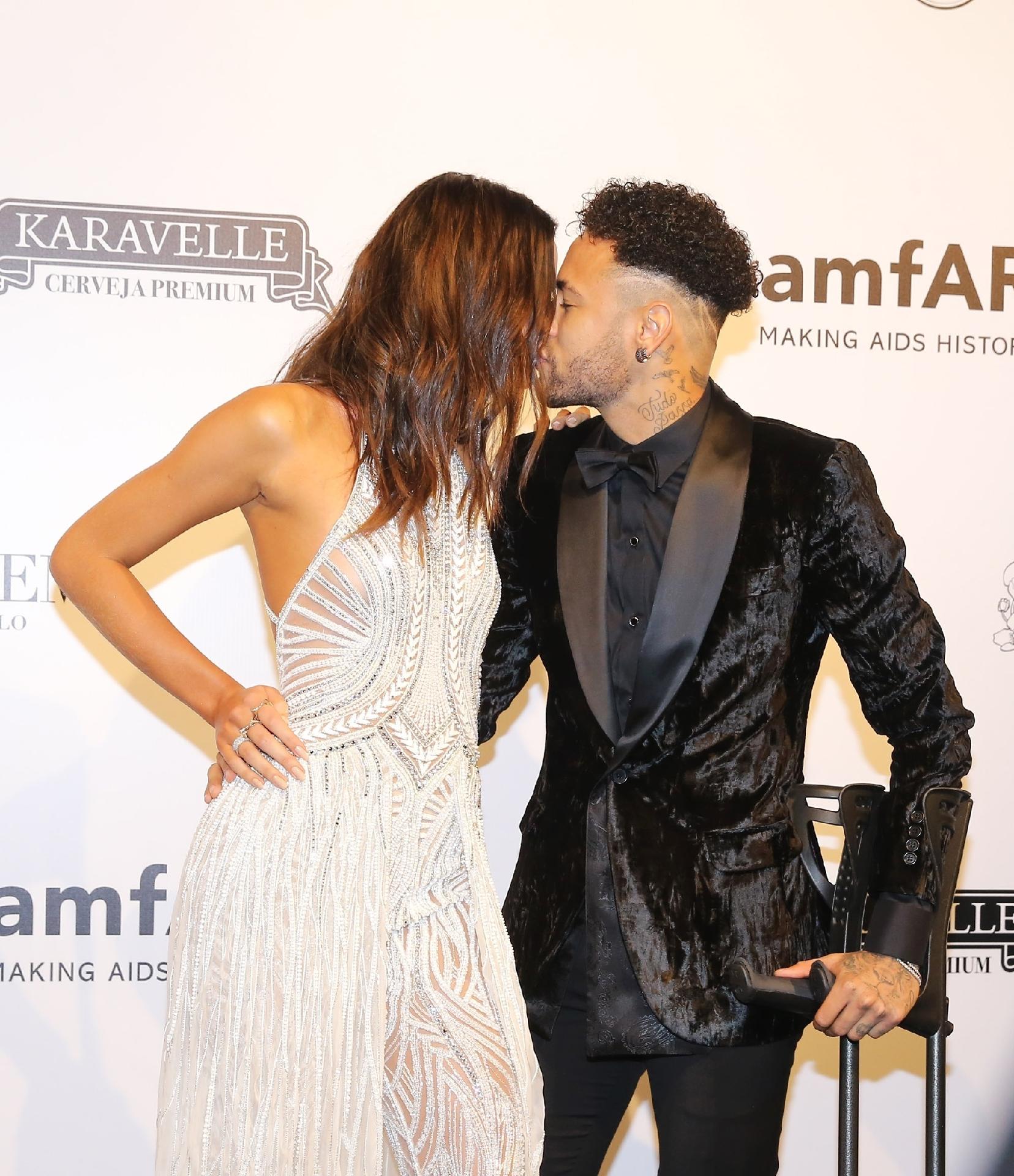 Neymar e Bruna Marquezine no Baile da amfAR, em São Paulo - Manuela Scarpa e Iwi Onodera/Brazil News