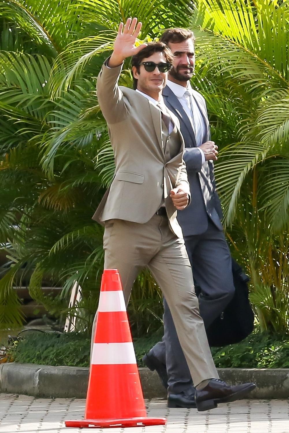 André Resende chega sorridente para se casar com Isis Valverde - Roberto Filho/Brazil News