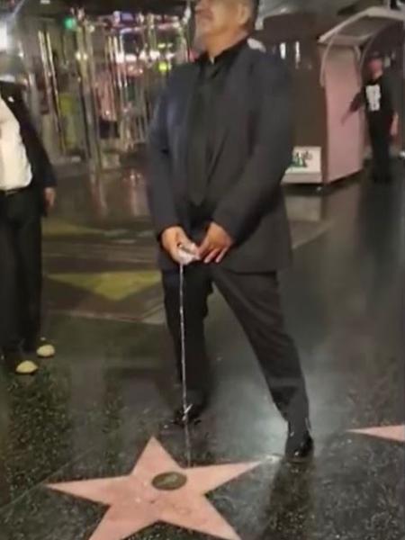 Comediante George Lopez faz "xixi" na estrela de Donald Trump em Hollywood - Reprodução/TMZ