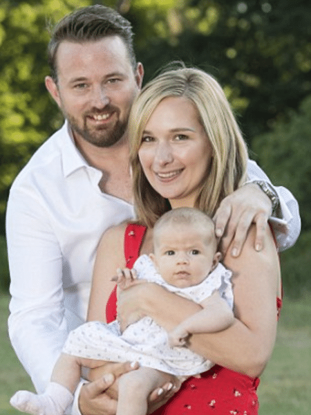 Susanna Williams com o marido e a filha, Riley - Dale Cherry/Reprodução Daily Mail