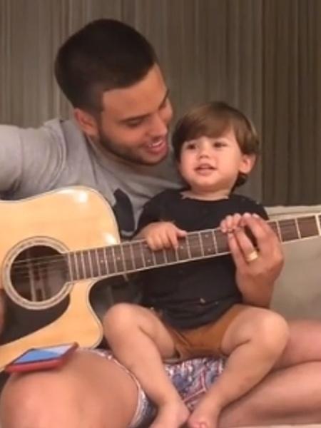 Jonathan Couto canta ao lado de filho - Reprodução/Instagram