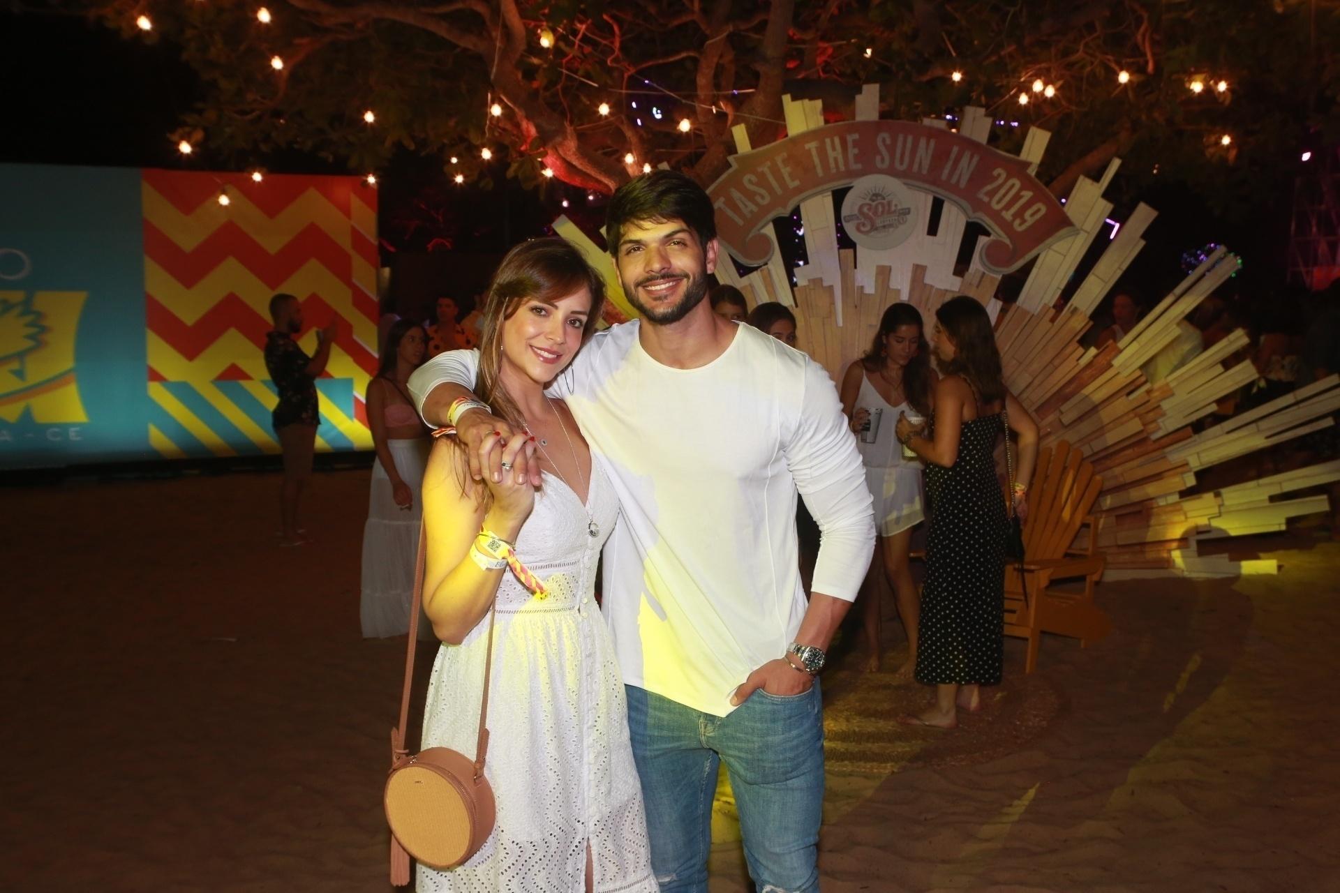 Ex-BBB Lucas Fernandes e a noiva, Ana Lúcia, beijam muitem em Jeri - Manuela Scarpa/Brazil News