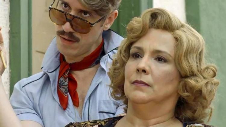 Adamastor (Theodoro Cochrane) e Ondina (Ana Beatriz Nogueira) revelam que Mattoso (Tuca Andrada) passou a noite com uma mulher, em "O Sétimo Guardião" - Divulgação/TV Globo - Divulgação/TV Globo