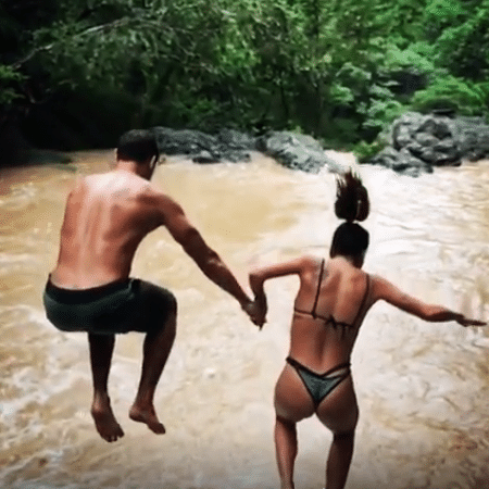 Cauã Reymond e Mariana Goldfarb pulam em cachoeira - Reprodução/Instagram