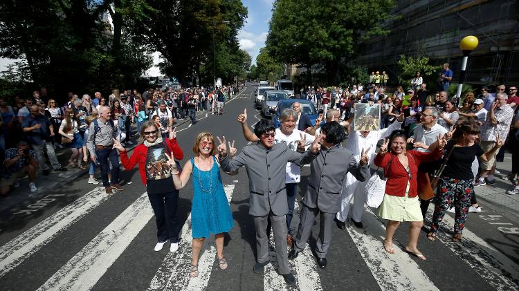 Fãs comemoram 50 anos que os Beatles atravessaram a rua - Henry Nicholls/Reuters - Henry Nicholls/Reuters