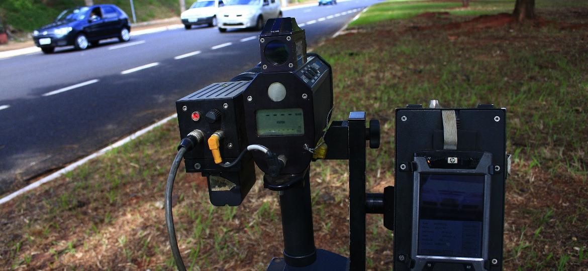 Novas regras determinam que todo o radar tenha geolocalização e câmera; uso dos portáteis fica restrito a vias com maior limite de velocidade - Márcia Ribeiro/Folhapress
