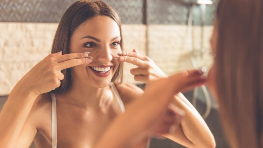 Massagens faciais podem entrar facilmente na sua rotina e no bolso. "Basta criar o hábito de estimular os músculos da face com os dedos", fala Suellen Campanhola - iStock Images