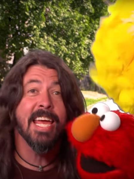 Em participação especial, Dave Grohl cantou ao lado de Elmo e Garibaldo, personagens de Vila Sésamo - Reprodução/YouTube
