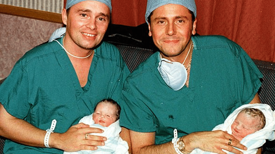 Barrie Drewitt-Barlow e Tony Drewitt-Barlow no nascimento dos filhos Saffron e Aspen, em 1999 - Reprodução/Daily Mail