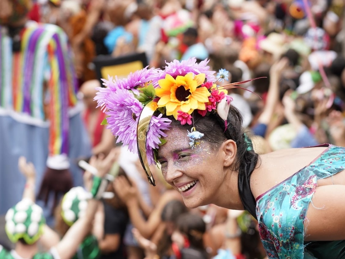 Glitter no Carnaval: saiba como usar e cuidados ao remover