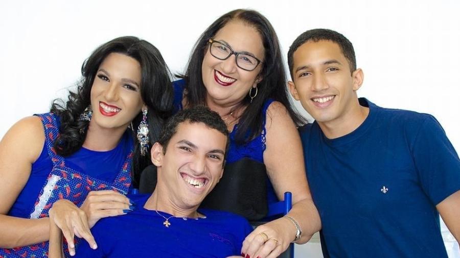 Maria Aparecida e três de seus filhos: Thabatta, Ryan e Ramon - Arquivo Pessoal