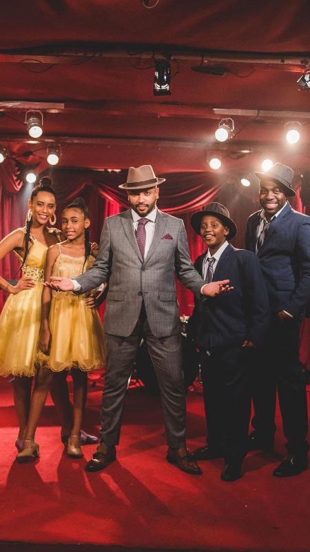 No clipe de Projota, Taís Araújo e Lázaro Ramos aparecem também em suas versões "miniatura" representadas por MC Caverinha e Sara Christino - Divulgação - Divulgação