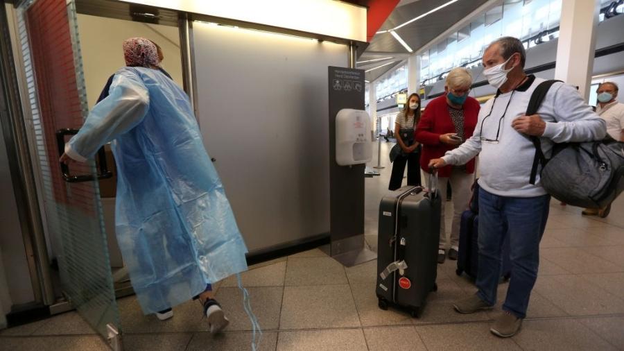 Aeroporto em Berlim, na Alemanha; país registrou 1.129 mortes em apenas um dia, segundo o RKI - Adam Berry/Getty Images